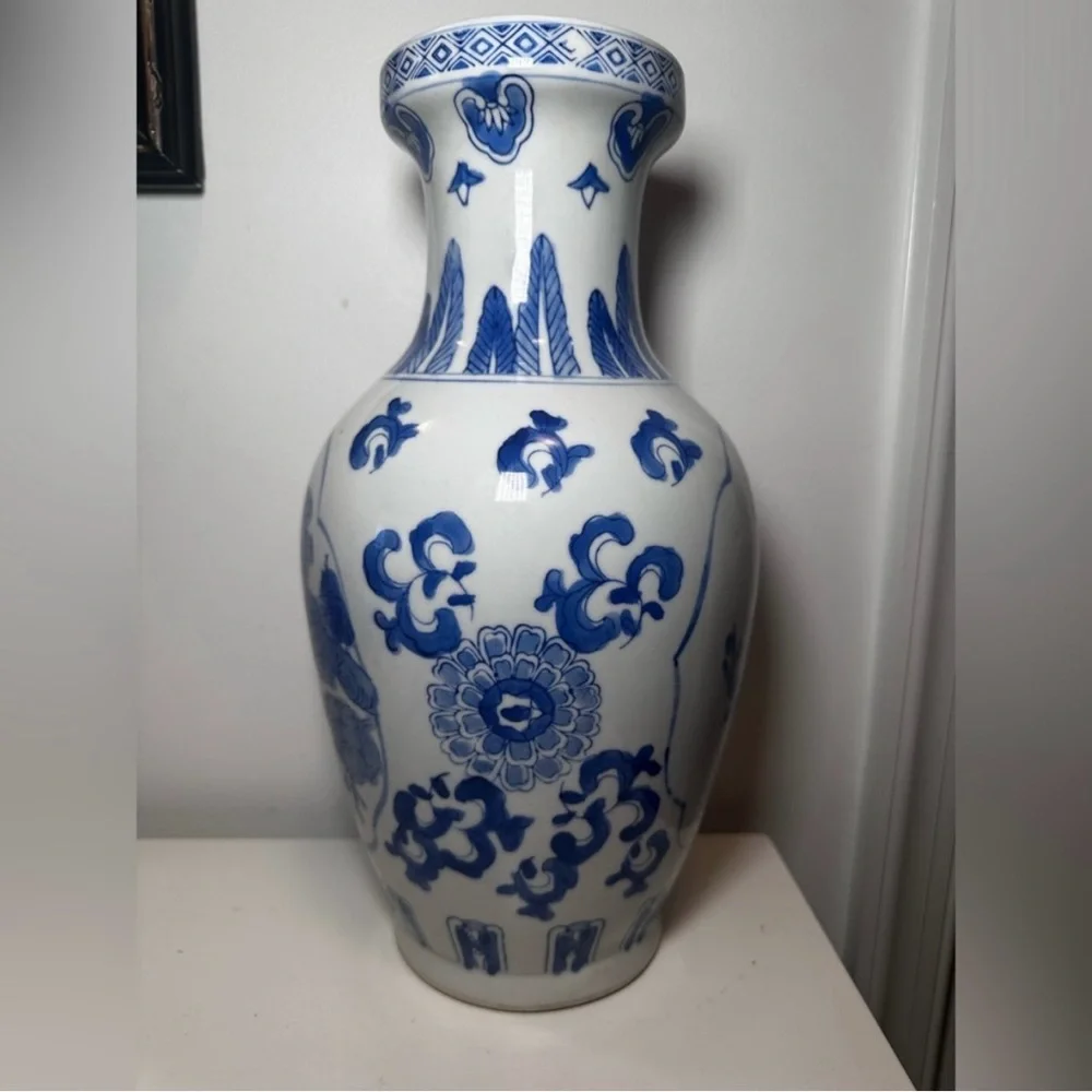 💙🤍Vintage Blue and White Chinese Vase